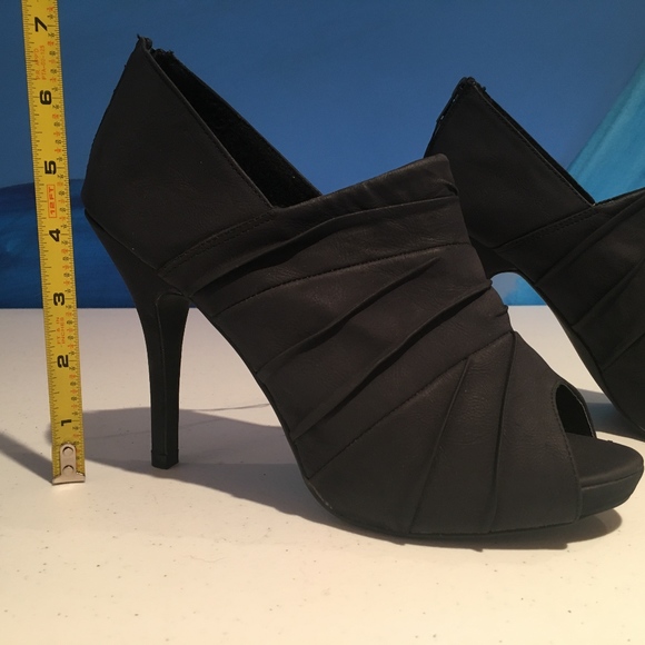*SOLD* NWOT Charles Albert Navy Peep-Toe Heels - Picture 3 of 8